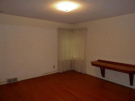 3rd image of 1922 Newport Ave