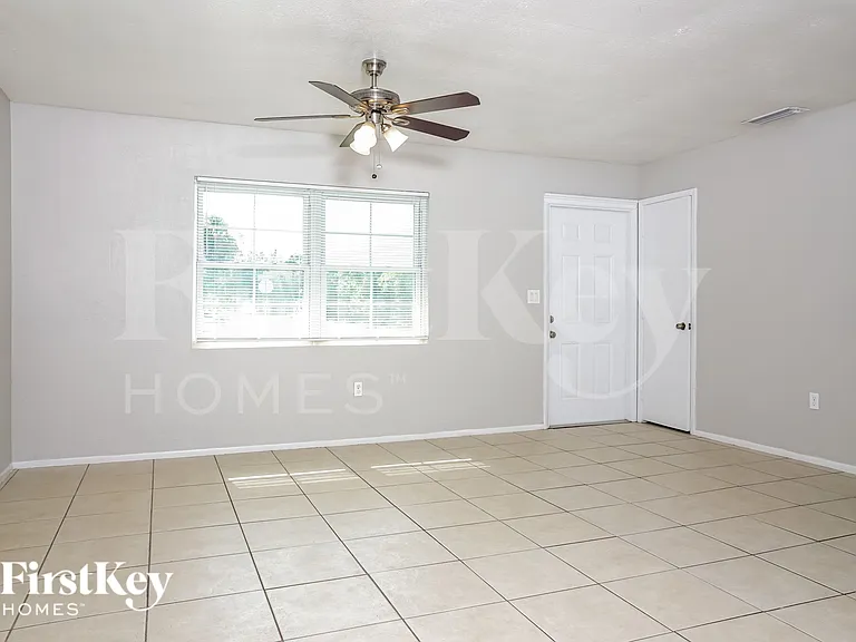 1513 Harbor Blvd — Photo 3