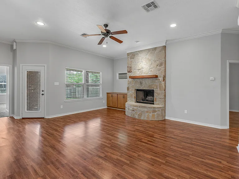 4203 Cedar Creek Ct — Photo 3
