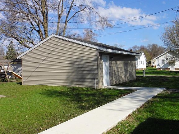 3rd image of 808 10th St NE