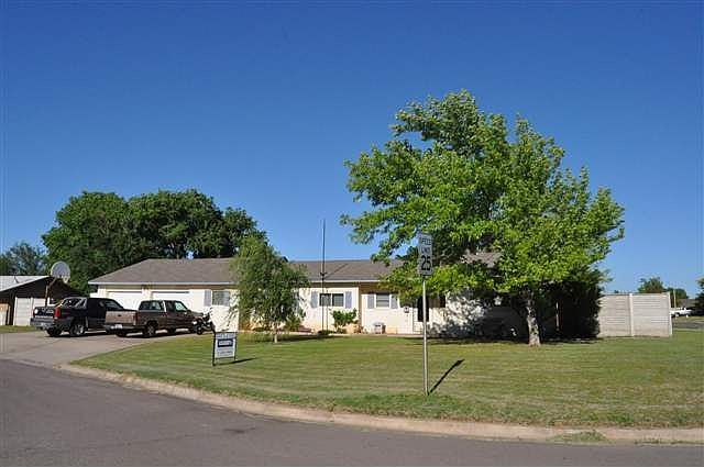 2nd image of 2412 Spruce Dr