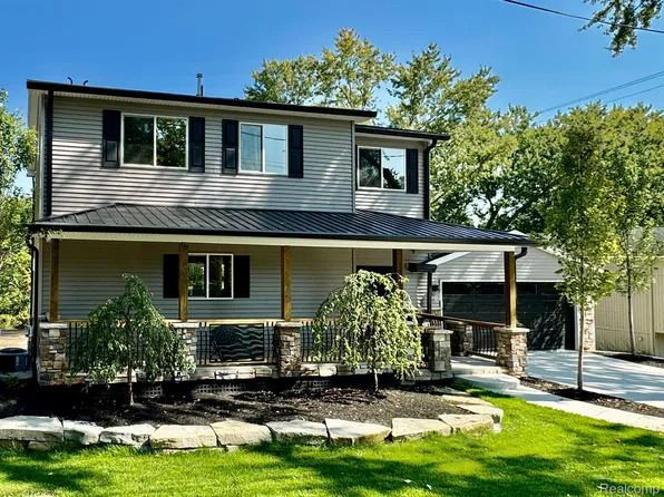 2912 Rowan Blvd, Waterford, MI 48329