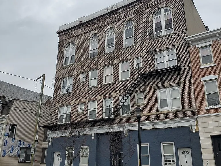 621 W Turner St — Photo 2