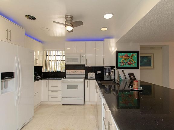 Kitchen 2 E-2 Coral Harbour Club