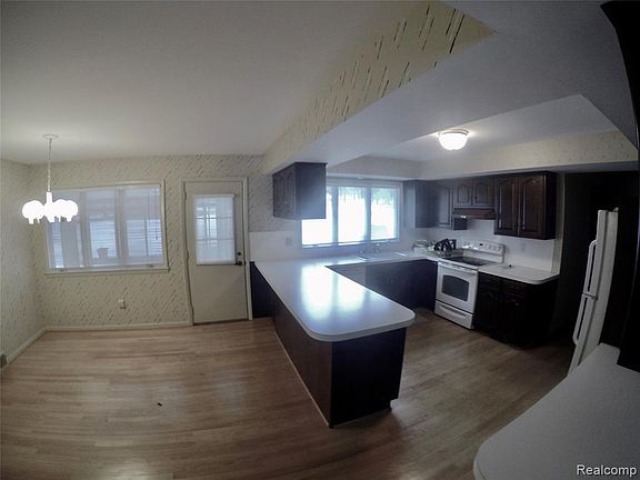 4th image of 6080 Saint James Dr