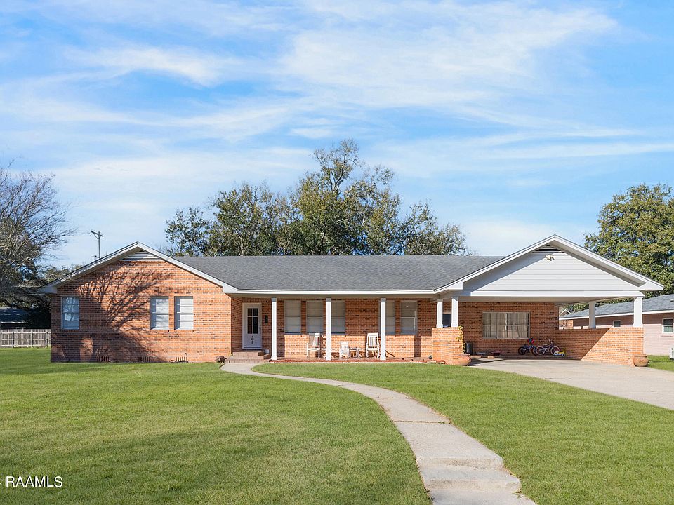 1st image of 209 Hilltop Cir