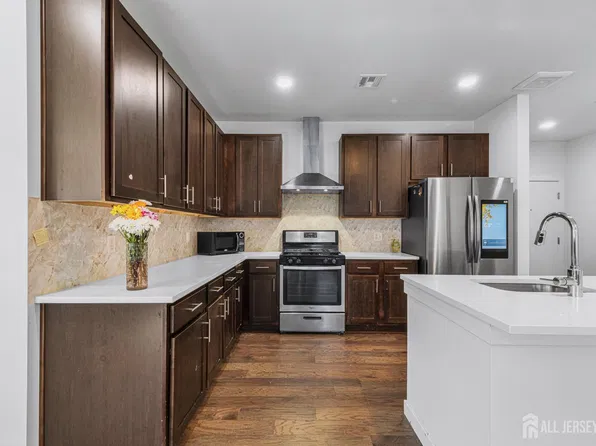 724 Lorhan Dr, Piscataway, NJ 08854