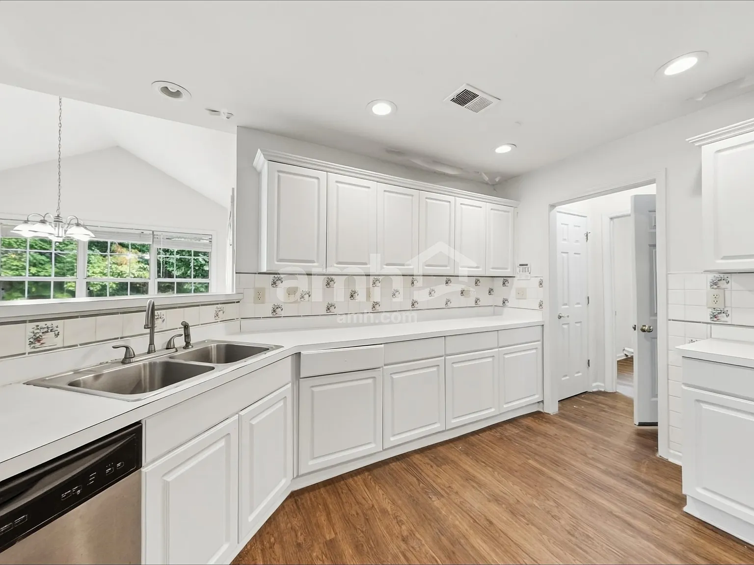 4 bed, 2.5 bath, 2801 sqft, $2,685 — Photo 4