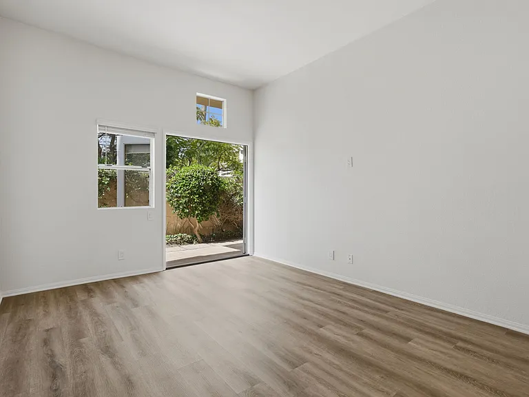 Bel Mondo Condos — Photo 41