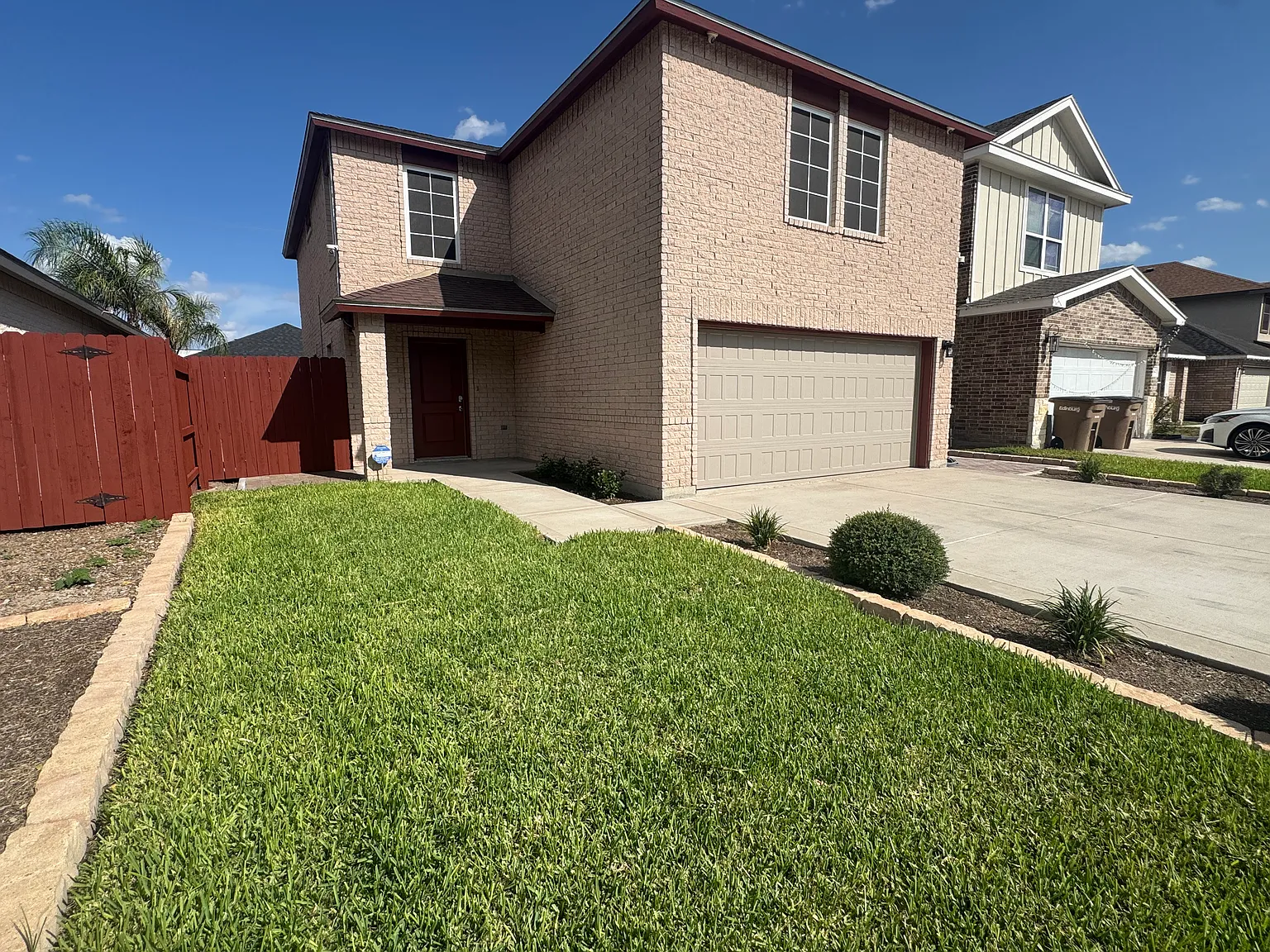 3 bed, 2.5 bath, 1894 sqft, $1,600 — Photo 2
