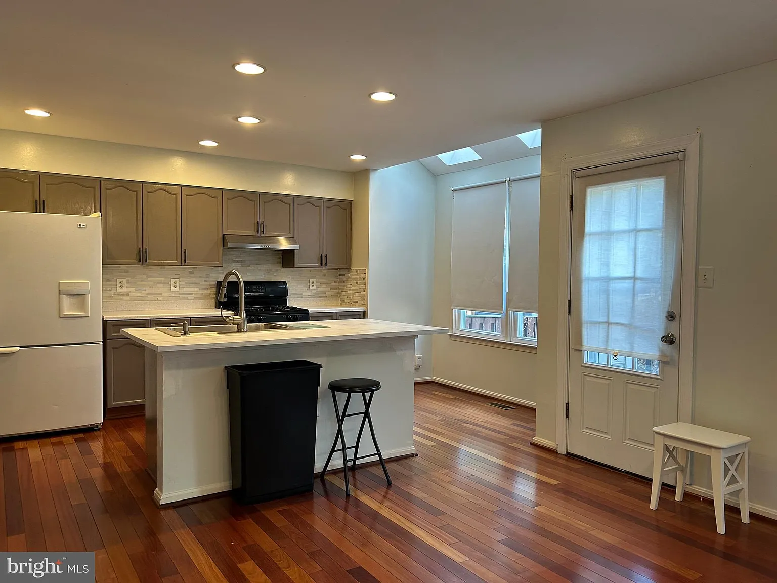 3 bed, 3.5 bath, 2382 sqft, $2,900 — Photo 4