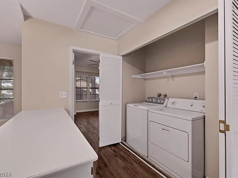 2410 Pickwick Dr — Photo 14