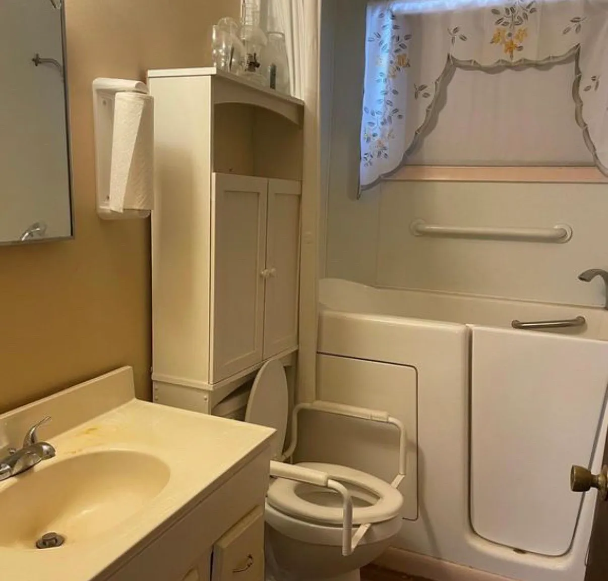 4 bed, 1956 sqft, $2,000 — Photo 1