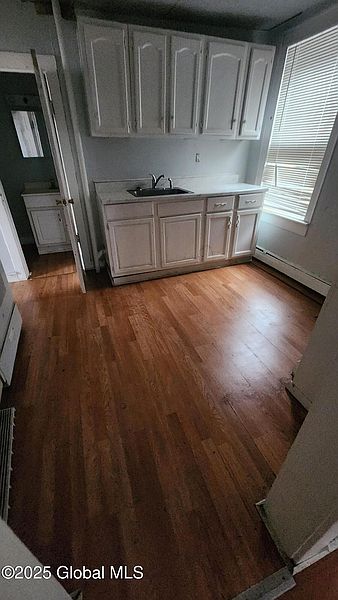 4th image of 921 Davis Terrace