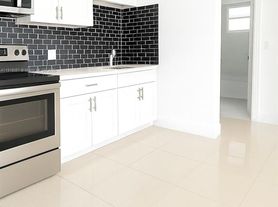 724 NW 3rd Ct, Hallandale, FL