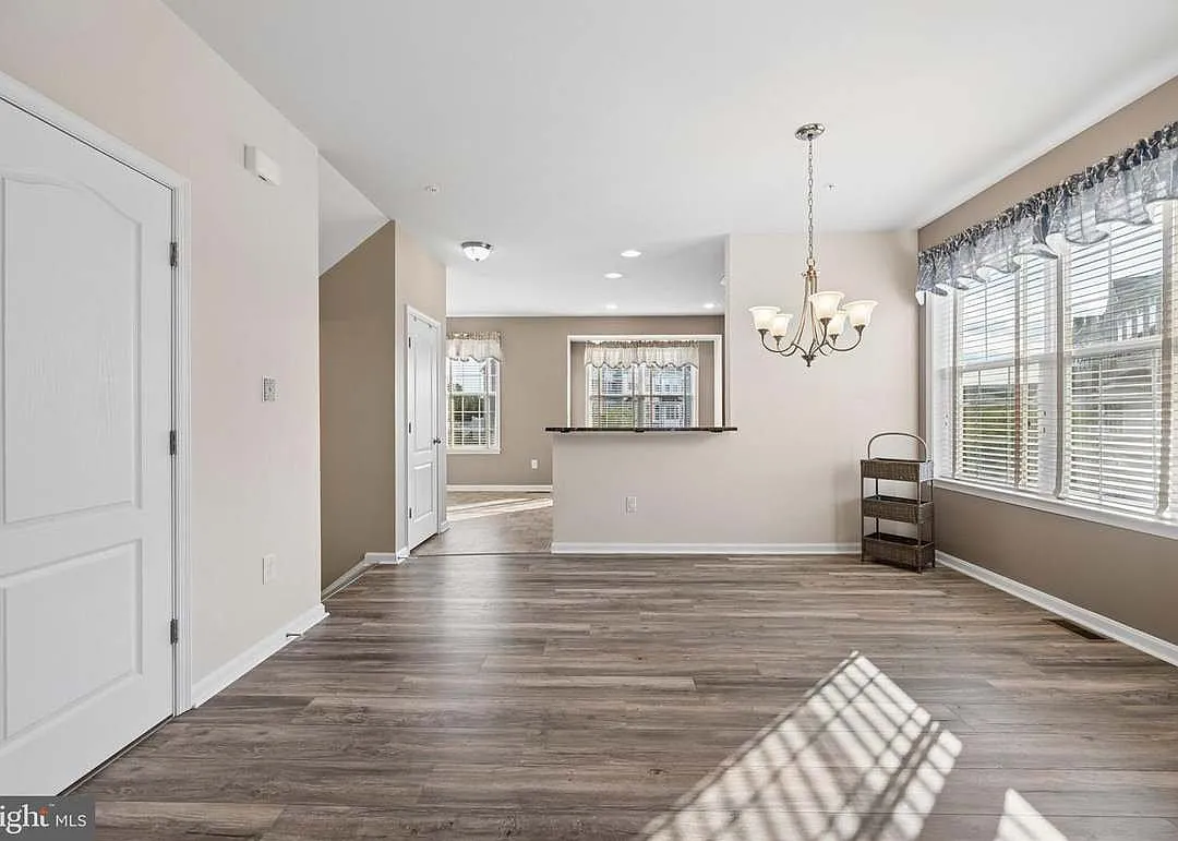 3 bed, 2.5 bath, 1954 sqft, $2,350 — Photo 4