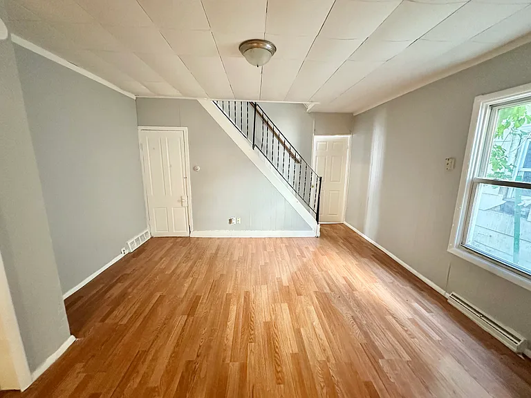 525-527 Sassafras St — Photo 5