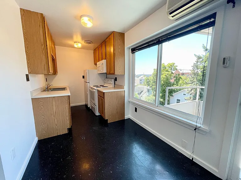 Escolier Apartments — Photo 11
