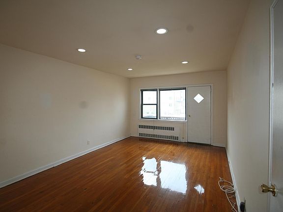 4th image of 405 W Broadway #2I
