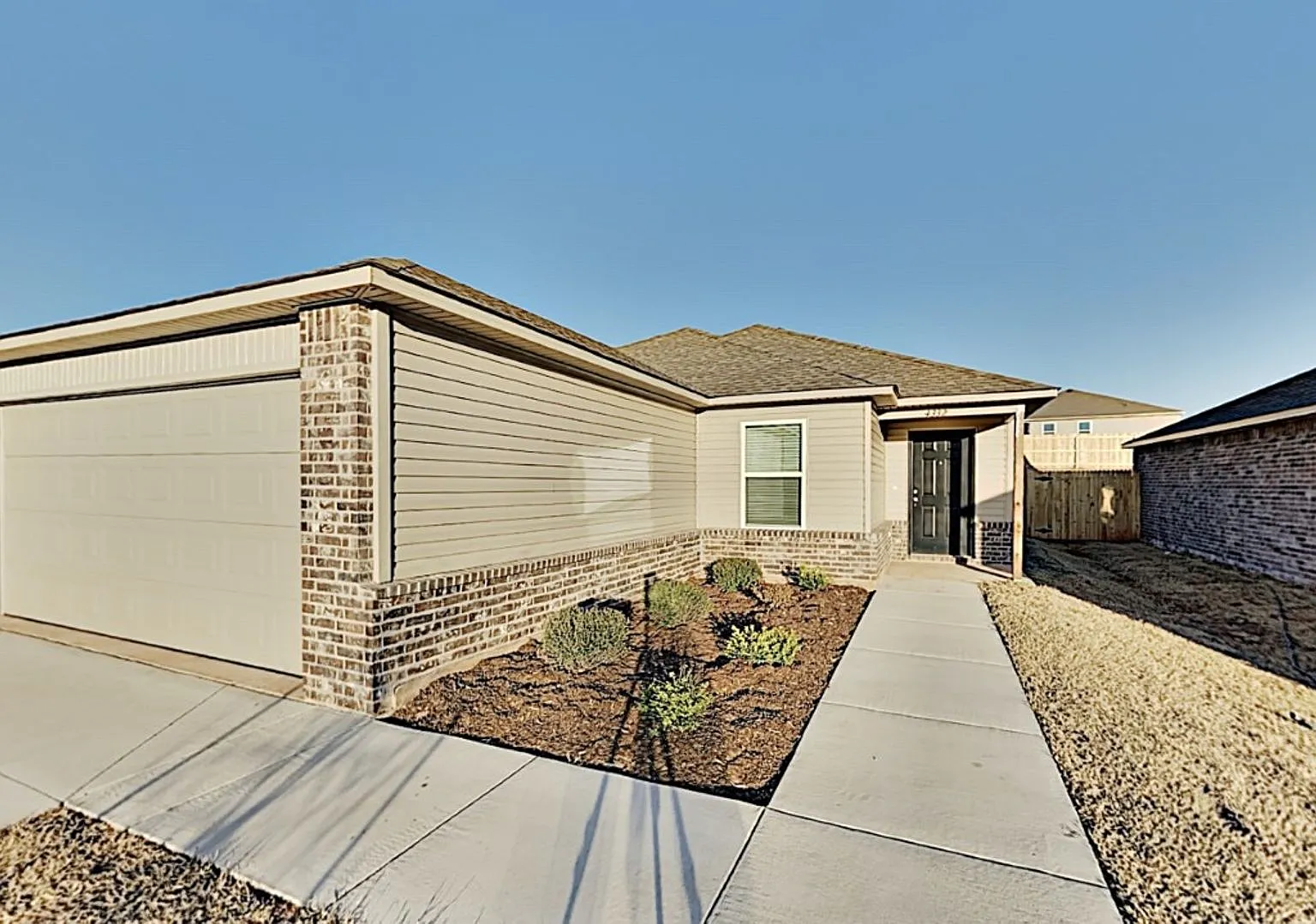 Beautiful 3 Bedroom 2 Bath Home in Mustang Schools — Photo 1