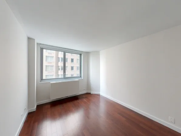 401 East 34th Street N09N image 3 of 9