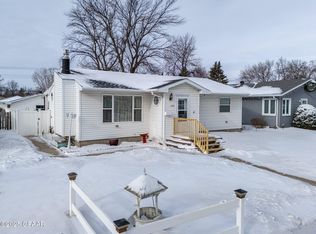 1122 S 19th St, Grand Forks, ND 58201