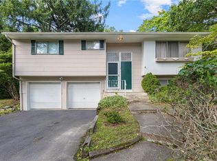 1 Madeline Ter, Chestnut Ridge, NY 10977