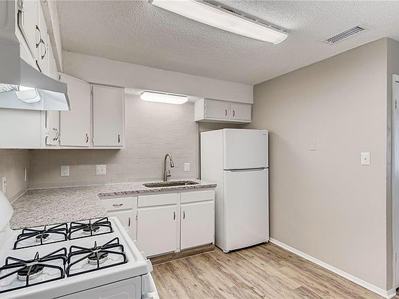 3rd image of 3460 Willowrun Dr APT C