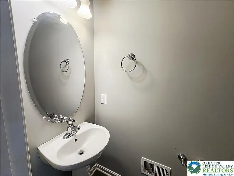 8513 Gateway Rd — Photo 18