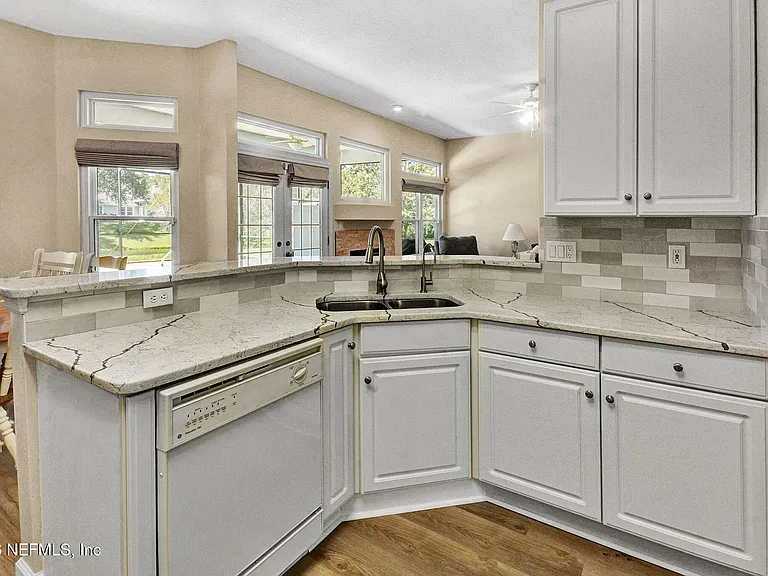 952 Blackberry Ln — Photo 13