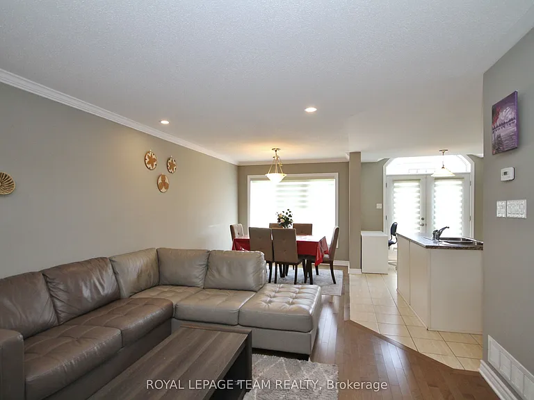 302 Tourmaline Cres — Photo 3