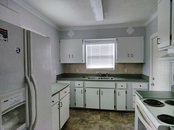 3rd image of 2520 N Magnolia Ave