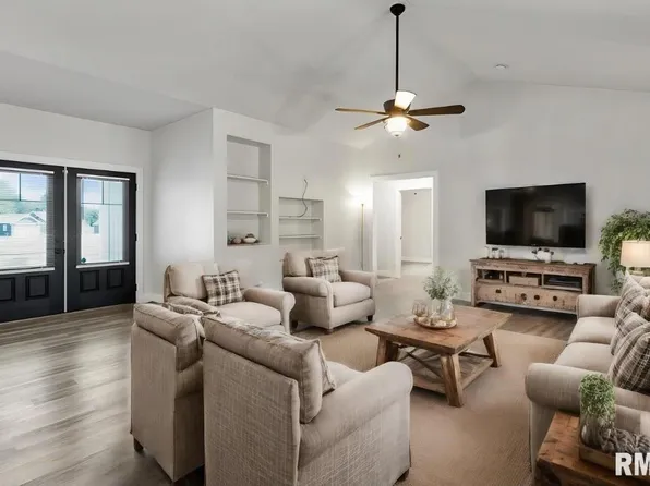 825 Forever Ln, Carbondale, IL 62901