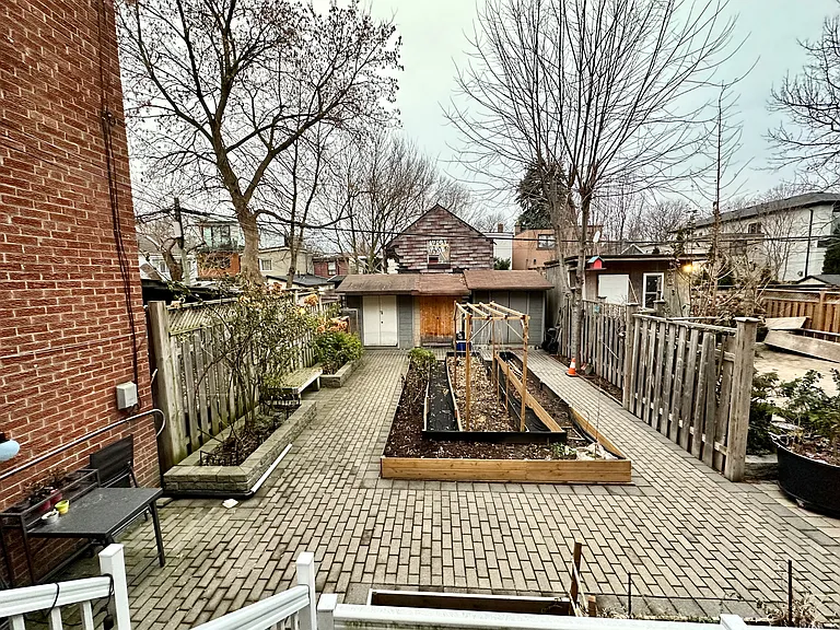 36 Coxwell Ave — Photo 24
