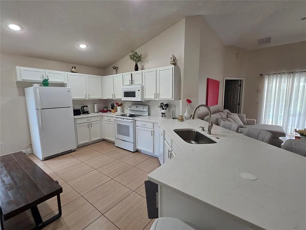 4 bed, 3.0 bath, 1723 sqft, $2,300 — Photo 3