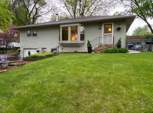 2209 S Crestwood Rd, Sioux Falls, SD 57105