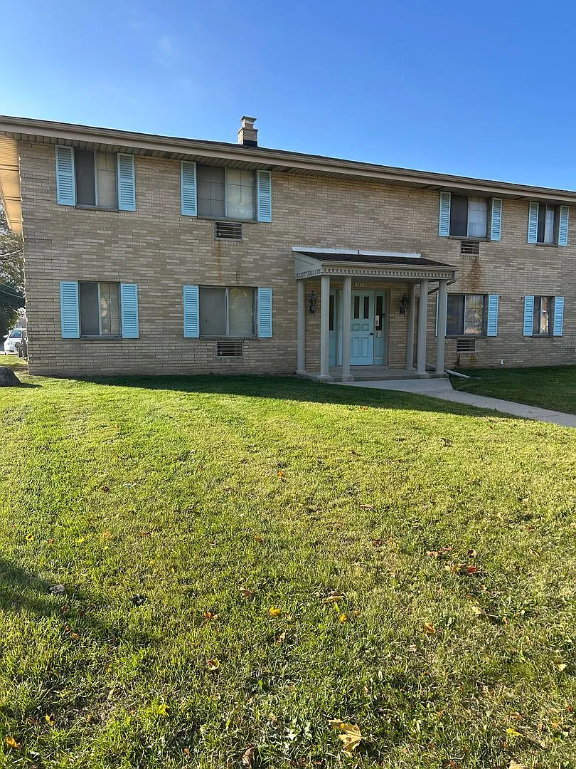 10621 W Lincoln Ave — Photo 1