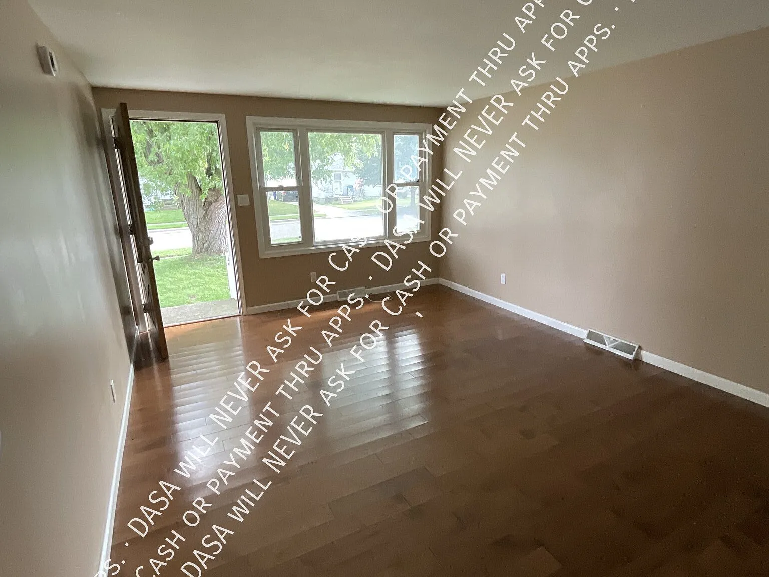 250 Burch House - 3 Bed / 1 Bath — Photo 3