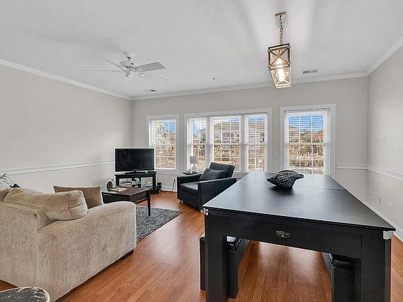 4th image of 4868 Dahlia Ct. #203