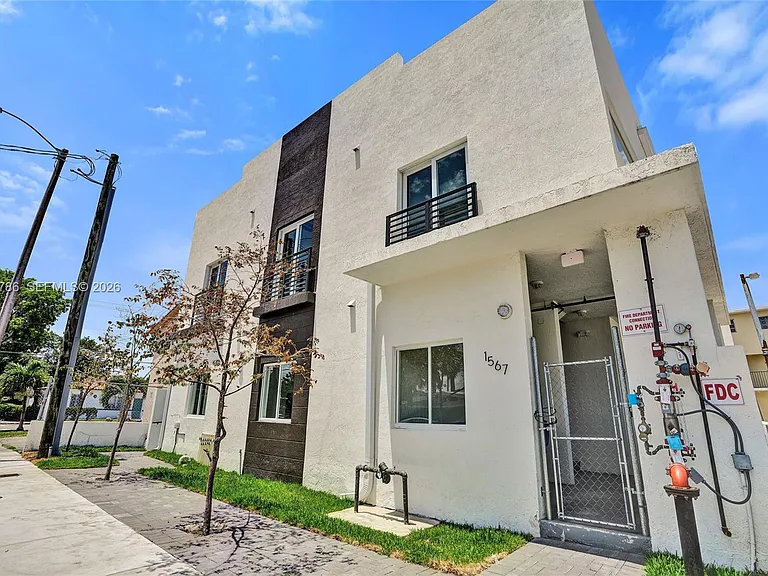 1567 NW 1st St #9 — Photo 18