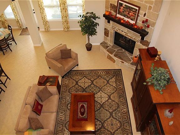 High ceilings give the living room a open feeling!