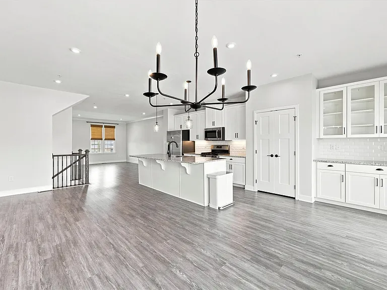 523 E Union St — Photo 9