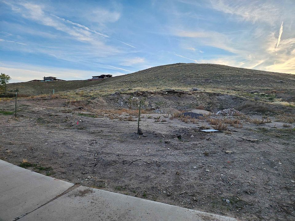 2nd image of 201 Hideaway Ln