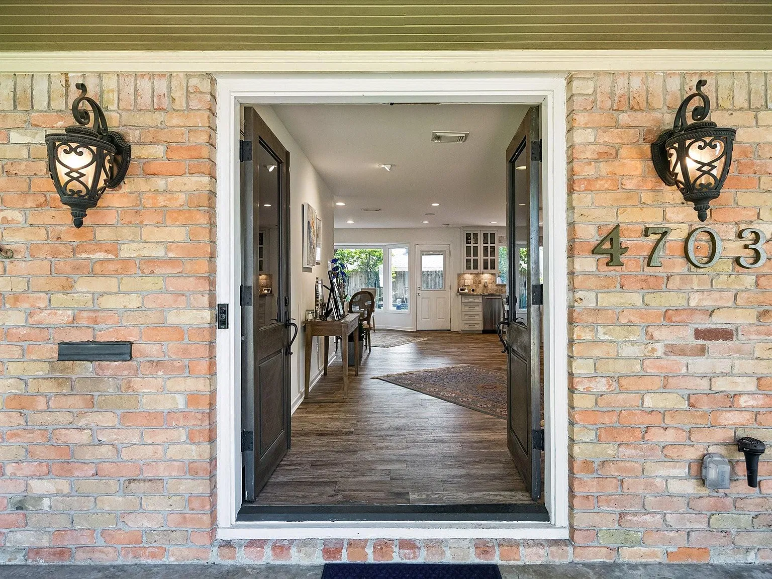 3 bed, 2.5 bath, 2609 sqft, $6,000 — Photo 3