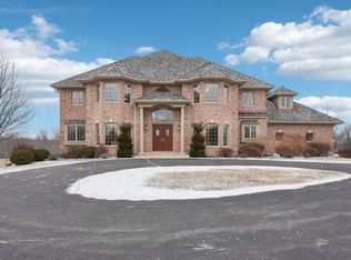 7940 Cheverny Dr, Mequon, WI 53097