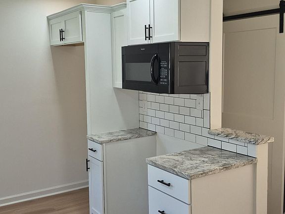 3rd image of 10207 Caven Ave