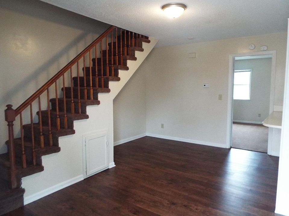 2nd image of 823 Center St APT 2