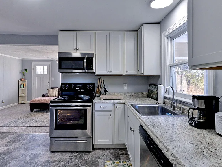 7331 Farmers Dr — Photo 15