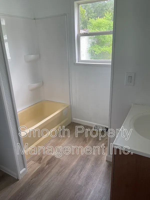 3 bed, 1.0 bath, 1000 sqft, $1,100 — Photo 3