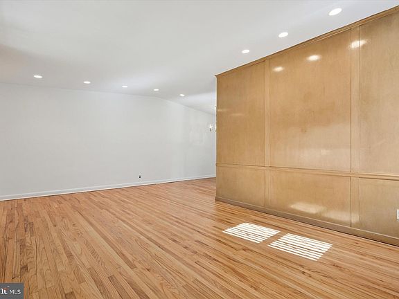 3rd image of 2307 Oakmont St